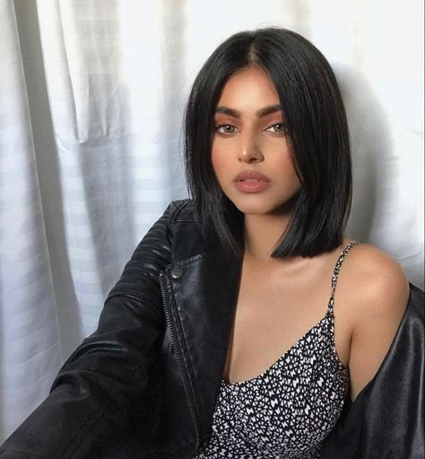 Coloured Eyes, Short Hair Dos, Sleek Short Hair, Brown Wavy Hair, Brown Hair Inspo, Straight Hair Cuts, Black Bob, Wavy Bob Hairstyles, Shoulder Length Hair Cuts