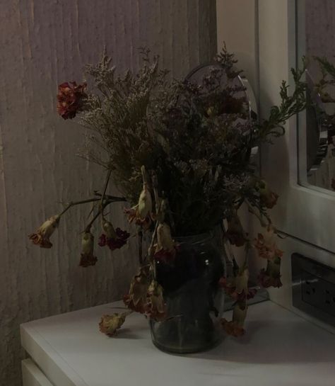 Wilted Flower Aesthetic, Rotting Flowers Aesthetic, Dried Flowers Dark Aesthetic, Flower Vase Aesthetic Vintage, Wilting Flowers Aesthetic, Wilted Rose Aesthetic, Wilted Flowers Aesthetic, Aesthetic Carnation, Tragedy Aesthetics