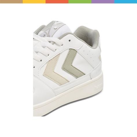 SneakerMit einem minimalistischen und skandinavisch inspirierten Designansatz hat hummel® dem ansonsten adretten Tennissport über Jahrzehnte hinweg eine besondere dänische Perspektive verliehen. Der ST Power Play stammt aus den 1980er-Jahren, als die Präsenz von hummel® auf den Center-Courts ihren Höhepunkt erreichte. Seine demokratische Designsprache und der Fokus auf Funktionalität machen ihn zu einem Dauerbrenner der Marke hummel®.FEATURES + VORTEILE:Obermaterial aus PUTPR-LaufsohleNiedriger Sneakers