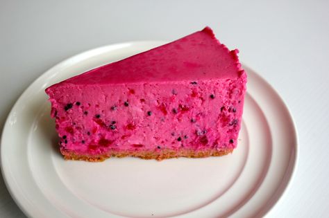 Food Maestro: Cheesecake with Dragonfruit Dragon Fruit Cheesecake Recipes, Dragon Fruit Cheesecake, Brze Torte, Dragonfruit Recipes, Desserts For Parties, Fruit Cheesecake, Pink Treats, Buah Naga, Thanh Long