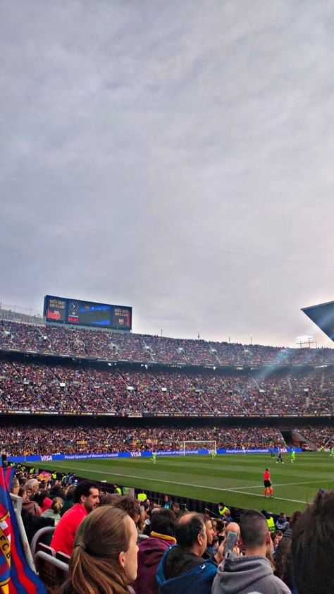 Camp Nou Aesthetic, Fc Barcelona Aesthetic, Watching Soccer, Barcelona Game, Soccer Wife, Soccer Girlfriend, Barcelona Aesthetic, Football Wags, Soccer Stadium