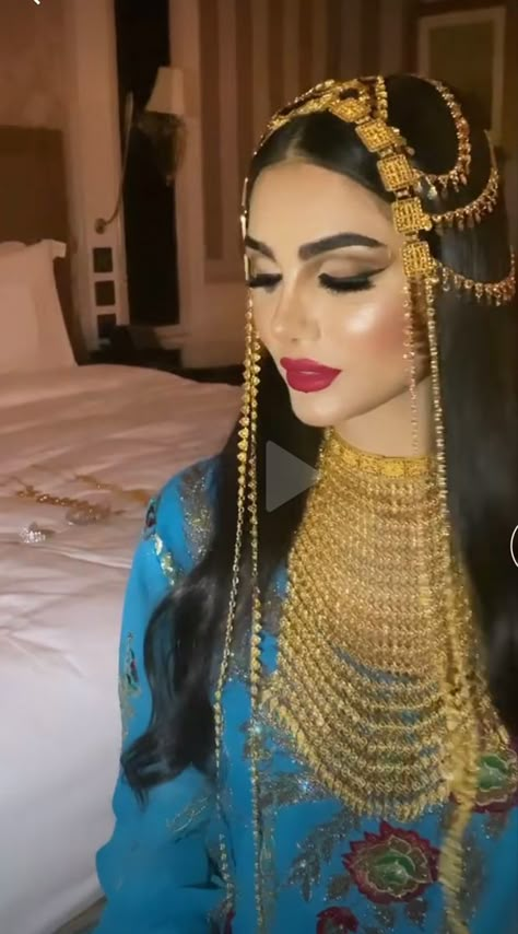 Arab Face Jewellery, Arab Wedding Jewelry, Arabian Gold Jewellery, Me At My Wedding, Gold Henna, Wedding Dress Suit, Bridal Jewelry Sets Brides, Hand Chain Jewelry, Bride Dress Simple