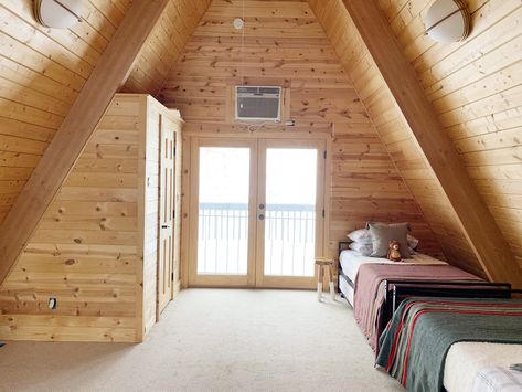 Trundle Beds in the A-frame Loft! - Chris Loves Julia A Frame Loft Bedroom Ideas, A Frame Cabin Bathroom, A Frame House Bedroom, Crog Loft, Chalet Cabin, A-frame Interior, Loft Cabin, Trundle Beds, Cabin Loft