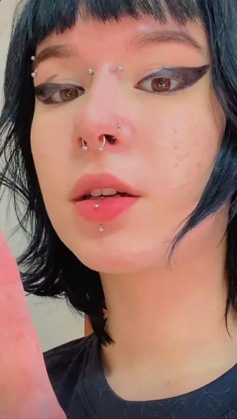 Piercing Boca, Labret Vertical, Body Modification Piercings, Mouth Piercings, Vertical Labret, Piercing Septum, Face Piercings, Hair Color Streaks, Cool Piercings