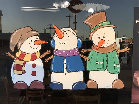 New Years Window Art, Snowman Window Decoration, Christmas Murals School, Gingerbread Man Window Painting, Easy Window Painting Ideas Christmas, Winter Wonderland Window Painting, Christmas Paintings On Windows, Snowman Window Painting, Winter Window Painting Ideas