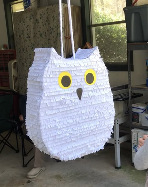 Owl Piñata DIY Harry Potter Birthday Party, Hedwig, with step by step pictures. Table Quidditch, Diy Quidditch, Diy Harry Potter Birthday, Owl Pinata, Harry Potter Sleepover, Harry Potter Motto Party, Harry Potter Birthday Decorations, Party Harry Potter, Pinata Diy