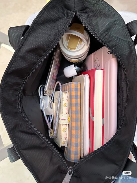 Uni Bag Essentials, Whats In My School Bag, What Is In My Bag, College Book Bag, Romanticize School, Romanticising School, 2023 School, Everyday Bag Essentials, Uni Bag