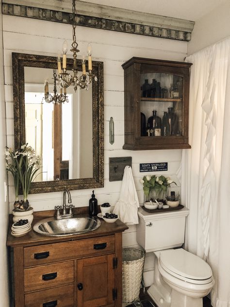 Half Bathroom Ideas, Baños Shabby Chic, Cabin Bathrooms, Interior Design Decor, Cottage Bathroom, Rustic Bathrooms, Half Bathroom, Bathroom Redo, Farmhouse Bathroom Decor