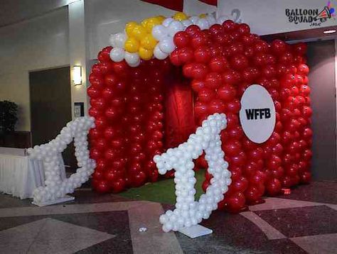 Football helmet balloon arch. We can make any team! balloonsquadusa.com Cheer Balloon Arch, Finish Line Balloon Arch, Football Balloons, Jersey Day, Football Homecoming, Homecoming Games, Football Banquet, Sports Banquet, Team Party