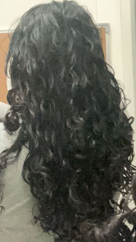 Long Curls, No Worries: Effortless Hair Ideas 2c Curly Hair Long Layers, 2c Black Hair, Black 2c Hair, Long Loose Curly Hair, 2c Hair Aesthetic, Jet Black Hair Curly, 2c Long Hair, Black Wavy Hair Aesthetic, Jet Black Wavy Hair