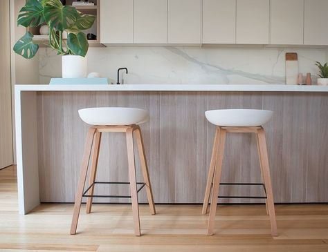 Comfortable Counter Stools, White Kitchen Stools, Barstool Ideas, Wooden Kitchen Stools, White Kitchen Bar Stools, Modern Bar Stools Kitchen, Rented Apartment, White Bar Stools, Coastal Dining