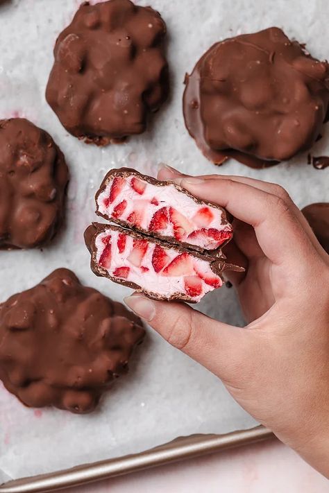 Chocolate-covered Strawberry Yoghurt Bites are a delicious gluten-free, dairy-free, no-bake, frozen treat Strawberry Bites, Strawberry Yoghurt, Strawberry Treats, Yogurt Bites, Covered Strawberry, Chocolate Covered Strawberry, Chocolate Bites, Chocolate Buttons, Frozen Chocolate