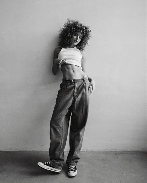 90 S Photoshoot, Poses Against Wall, 90s Style Photoshoot, Photoshoot Concepts Studio, Shooting Photo Studio, Street Style Photoshoot, Curly Hair Inspo, Surfergirl Style, Commercial Modeling