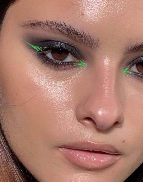 Neon Green Eyeliner, Green Eyeshadow Looks, Turquoise Makeup, Turquoise Eyeshadow, Winter Eyeshadow, Teal Eyeshadow, Green Eyeshadow Look, Summer Eyeshadow, Neon Eyeshadow