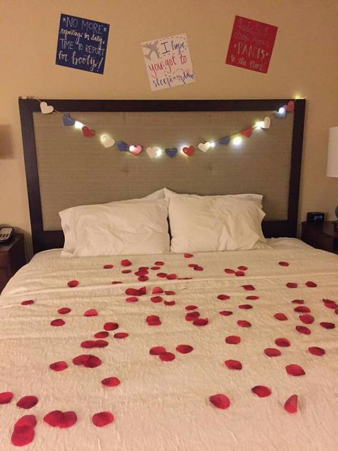 Homecoming decor for the bedroom Welcome Home Bedroom Ideas For Boyfriend, Welcome Home Bedroom Surprise, Deployment Homecoming Decorations, Deployment Welcome Home Ideas, Military Homecoming Decorations, Welcome Home Ideas, Welcome Home Surprise, Deployment Homecoming Signs, Military Homecoming Signs