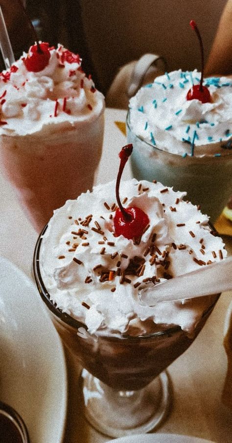 Milkshake Aesthetic, 90s Food, Diner Aesthetic, Milkshake Bar, Vintage Dessert, Retro Diner, Cute Desserts, Cooking Recipes Desserts, Retro 90s