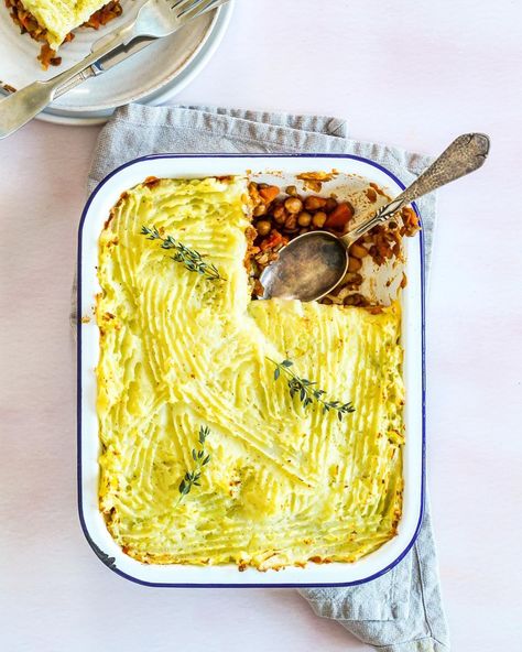 Dr Hazel Wallace BSc MSc MBBCh on Instagram: “#LunchBoxClub 🎒Vegan Shepherd’s Pie.  One for Sunday tea + one for cosy lunches for the week. I’m bundling my leftovers into a lunchbox…” Vegan Bites, Cheap Healthy Dinners, Mains Recipes, Vegetarian Shepherds Pie, Vegan Shepherds Pie, Cottage Pie Recipe, Spiced Lentils, Savory Tarts, Shepherds Pie Recipe