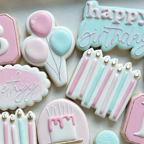 Simple Birthday Cookies Royal Icing, 16th Birthday Cookies Girl, Decorated Birthday Cookies For Women, Girly Birthday Cookies, Pink Birthday Cookies Decorated, Girly Cookies Decorated, Royal Icing Cookies Birthday, Circle Cookies Decorated, Sugar Cookie Designs Birthday