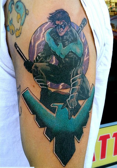 Robin Tattoo Ideas, Dc Comics Tattoos, Nightwing Tattoo, Dc Comics Tattoo, Robin Tattoo, Comic Tattoo, Bat Boys, Nightwing, Body Mods