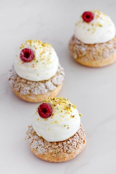 Pistachio And Raspberry, Raspberry Cream Puff, Vanilla Cream Puffs, Dolci Finger Food, Kue Macaroon, Patisserie Fine, Raspberry Cream, Choux Pastry, Cream Puffs