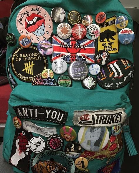 WANT THIS Grunge Backpack, Backpack With Pins, Backpack Ideas, Jacket Patches, Aesthetic Backpack, Punk Pins, Denim Backpack, Backpack Patches, Backpack Pins