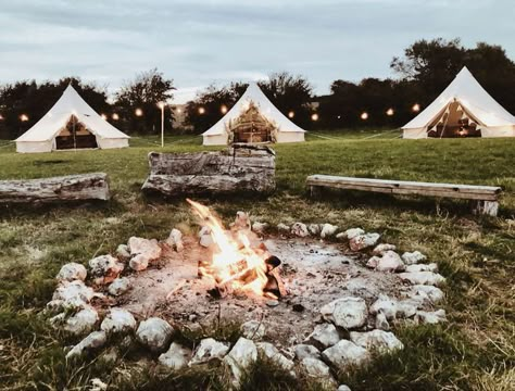 Bell Tent Glamping Ideas, Glamping Site Ideas, Glamping Wedding Ideas, Bell Tent Platform, Tipi Glamping, Wedding Glamping, Farm Glamping, Camping Tent Decorations, Tipi Camping