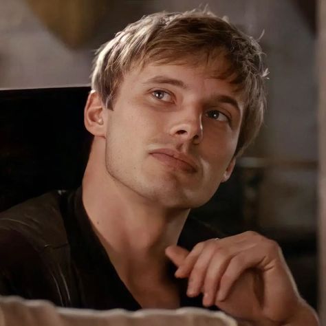 Bradley James fan 🇮🇹 on Instagram: “Merlin - season 3 - episode 10 Arthur in love with Guinevere... (Source CL-Pinterest) #bradleyjames #arthurpendragon #merlinseries…” Arthur Pendragon Merlin, Top Merlin Bottom Arthur, Arthur Pendragon Bbc Merlin, Arthur Looking At Merlin, Merlin Screencaps, Merlin Series, Merlin Cast, Arthur Pendragon, Bradley James