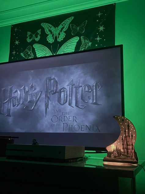 butterfly tapestry, hogwarts lamp and harry potter on television screen Slytherin Inspired Bedroom, Slytherin Room Decor, Harry Potter Inspired Room, Harry Potter Inspired Bedroom, Slytherin Room, Slytherin Vibes, Slytherin Wallpaper, Slytherin Harry, Slytherin Harry Potter