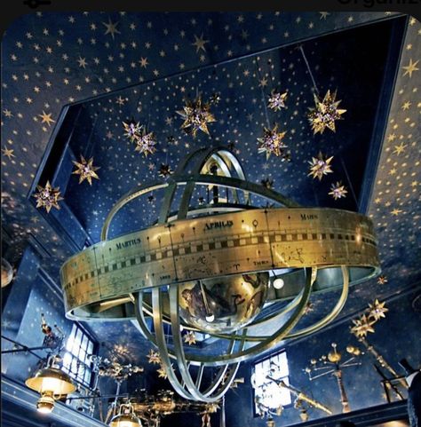 Harry Potter Room Aesthetic, Harry Potter Interior, Space Academia, Celestial Ceiling, Ravenclaw Room, Hogwarts Interior, Hogwarts Room, Astronomy Aesthetic, Astronomy Decor