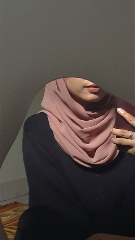 Abaya Pose Ideas, Pink Hijab Aesthetic, Hijabi Selfie, Black Hijab Outfit, Hijab Pink, Hijab Black, Art Profile, Pink Hijab, Photo Hijab