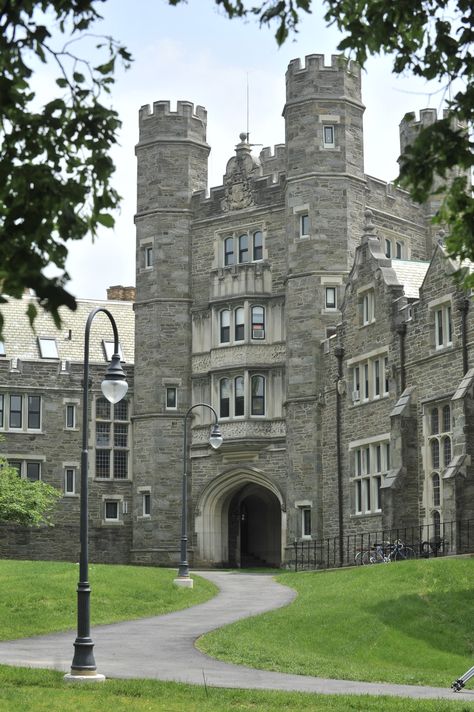 Donated to the school by John D. Rockefeller, this castle-like residence is the largest at Bryn Mawr College. The Rock, as students call it, still retains some of its original design features, such as fireplaces and window seats within individual rooms as well as the leaded glass inserts on the interior doors. Cottages Interiors, Castle School, Boarding School Aesthetic, Bryn Mawr College, College Vision Board, College Architecture, 포트폴리오 레이아웃, Academia Aesthetics, Bryn Mawr