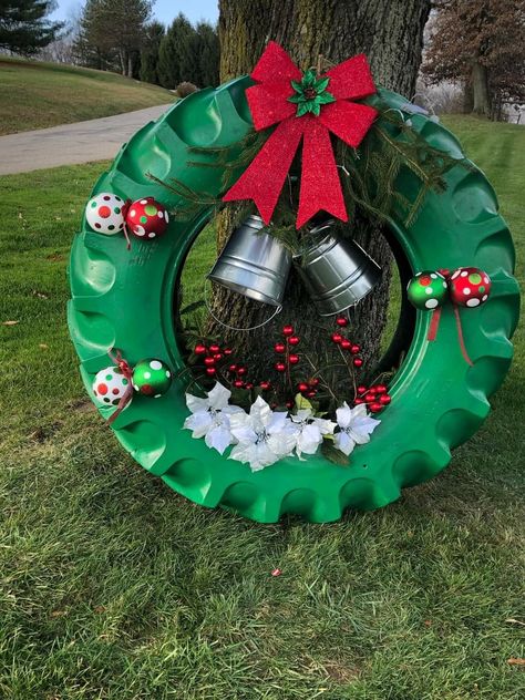 Tractor Tire Wreath, Tire Wreath, Natal Country, Tractor Tire, Christmas Yard Decorations, Fun Christmas Decorations, Christmas Parade, Christmas Decorations Diy Outdoor, Xmas Wreaths