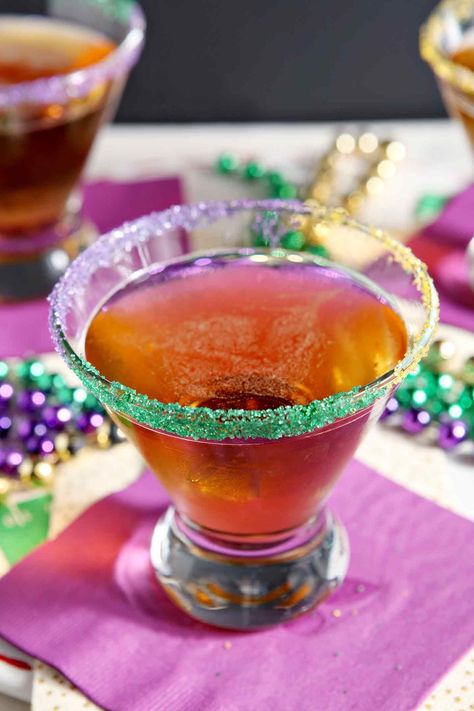 Cheers to Mardi Gras and celebrating with a King Cake Martini! This dessert martini looks and tastes like a traditional king cake. #mardigras #easyentertaining #speckledpalate Traditional King Cake, Dessert Martini, Cake Martini, Mardi Gras Drinks, King Cake Bites, Kings Cake Cupcakes, King Cake Recipe Easy, New Orleans King Cake, King Cake Recipe