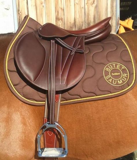 English Saddles, Vintage Preppy Aesthetic, English Saddle Aesthetic, Horse Saddles English, Saddleseat Equitation Suit, Butet Saddle, English Saddle Jumping, Saddleseat Equitation, Equine Fashion