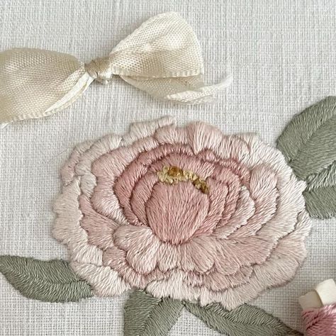 Peony Embroidery Simple, Peony Embroidery Pattern, Peonies Embroidery, Embroidered Peony, Embroidery Peony, Sister Embroidery, Peony Embroidery, Simple Hand Embroidery Patterns, Embroidery Tshirt