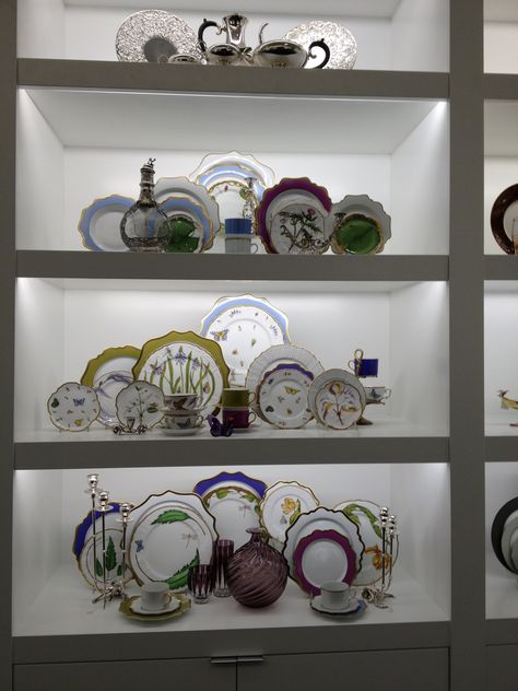 Crockery Display Retail, Jewellery Props, Crockery Display, Dinnerware Display, Tableware Display, Display Plates, Bungalow Interior, Crockery Design, Anna Weatherley