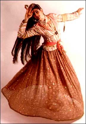 A Dancer with Qajari Styled Costume - Perisan Iranian Dance, Persian Costume, Persian Dress, Persian Clothing, Persian Dance, Qajar Dynasty, Dance Styles, Hand Movements, Belly Dancing Classes