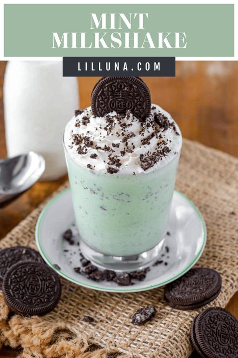 The combination of mint chocolate chip ice cream and Oreos makes this Mint Milkshake a delicious treat! Whip it up in only minutes. #mintmilkshake #milkshake #oreoshake #milkshakerecipe #oreo #mint Mint Milkshake, Oreo Milkshake Recipe, Mint Chocolate Chip Milkshake, Oreo Shake, Ice Cream Shake, Vegetarian Cookies, Oreo Milkshake, Mint Oreo, Oreo Ice Cream