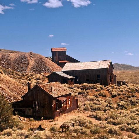 Rural California Aesthetic, Old West Ranch, South Western Aesthetic, Western Aesthetic House, High Desert Aesthetic, Weird West Aesthetic, Wild West House, Old West Aesthetic, Southwestern Gothic