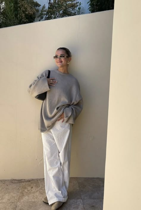 Effortless Spring Outfit, White Linen Pants Outfit, Matilda Djerf Style, Linen Pants Outfit, European Summer Outfits, Mum Fashion, Matilda Djerf, White Linen Pants, Corporate Outfits