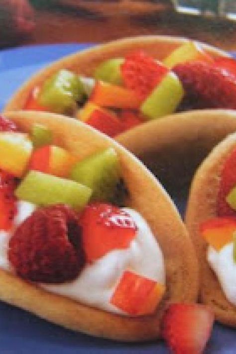 Sugar Cookie Fresh Fruit Tacos Cookie Tacos, Fruit Tacos, Fruit Taco, Fruit Sugar Cookies, Dessert Taco, Fresh Fruit Recipes, Fruit Pizza, Hash Browns, Think Food