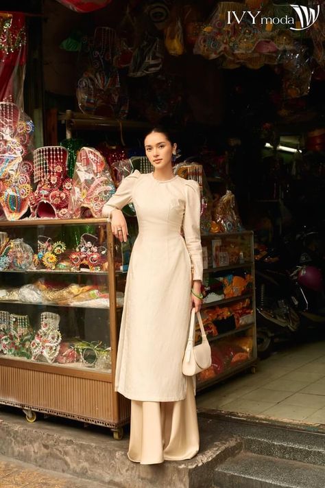 Modern Ao Dai, Family Clothes, Qi Pao, Vietnam Dress, Pre Wedding Photoshoot Outfit, Kebaya Dress, Eid Outfit, Dress Idea, Pre Wedding Photoshoot