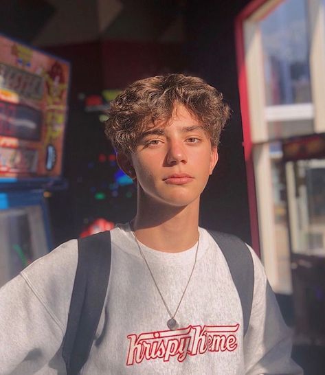 ─ ✰ 𝐏𝐢𝐧𝐭𝐞𝐫𝐞𝐬𝐭: 𝐡𝐨𝐧𝐞𝐞𝐲𝐣𝐢𝐧 Hommes Grunge, Skater Boys, Grunge Guys, Grunge Boy, Boys With Curly Hair, Skateboard Art, Kitesurfing, Teenage Boys, Boy Hairstyles