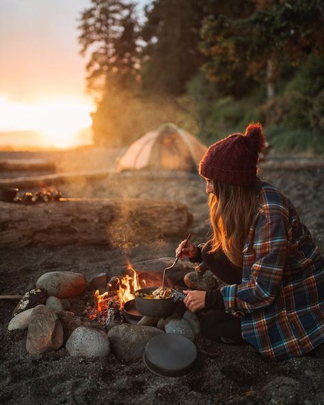 Camping Lifestyle, Camping Inspiration, Camping Vibes, Mountain Camping, Camping Photography, Camping Aesthetic, Festival Camping, Adventure Is Out There, Camping Life