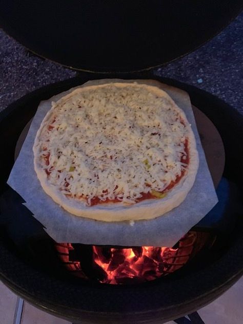 Pizza On Big Green Egg, Pizza On Green Egg, Egg Pizza Recipes, Big Green Egg Pizza, Green Egg Pizza, Dream Bbq, Barbecue Recipes Grill, Stone Bbq, Green Egg Grill