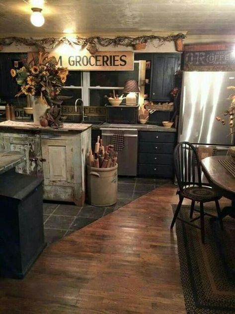 PRIMITIVE KITCHEN IDEAS – What do you think each time you hear the word “primitive”? Old-fashioned, traditional and antique are three features that ar... Dapur Rustic, Primitive Country Kitchen, Old Fashioned Kitchen, Kitchen Country, Rustic Country Kitchens, Primitive Homes, Decor Ikea, Casa Vintage, Country Kitchen Decor