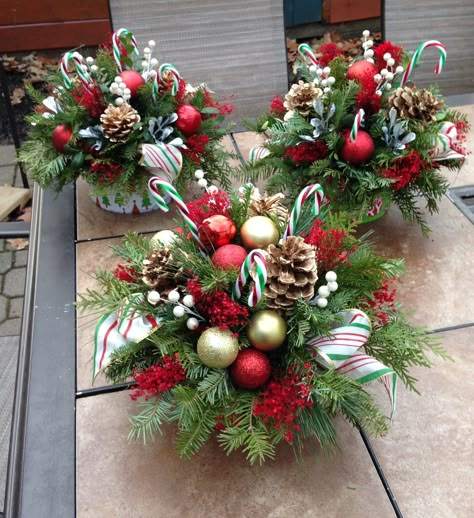 Christmas Floral Arrangements Diy, Xmas Centerpieces, Christmas Centers, Christmas Pots, Christmas Flower Arrangements, Christmas Table Centerpieces, Christmas Floral Arrangements, Christmas Centerpieces Diy, Christmas Centerpiece