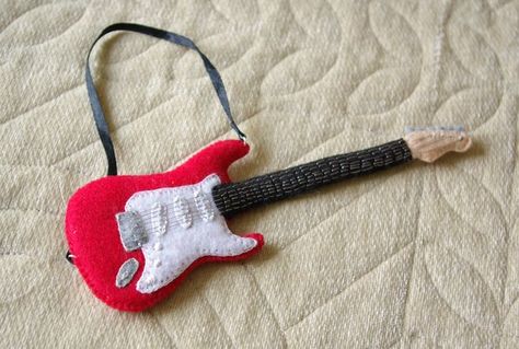 Guitarra Fieltro by ~NivRoem on deviantART Felt Guitar, Useful Projects, Felt Books, Art Teaching, Felt Dolls, Tooth Fairy, Quiet Book, Softies, Cat Toys