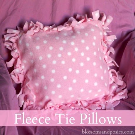 Sewing Pillows Ideas, Tie Quilts, Tie Pillows, Fleece Crafts, Homemade Pillows, Fleece Projects, No Sew Fleece Blanket, No Sew Blankets, Fleece Pillow