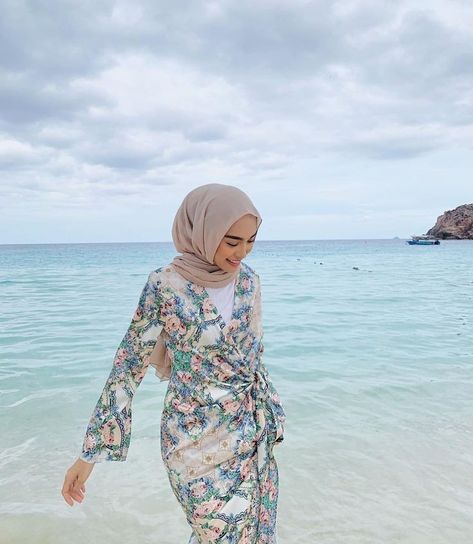 Hijabi Island Outfits, Dress Pantai Hijab, Aesthetic Hijab Outfit Ideas, Beach Hijab Outfit Ideas, Hijab Beach Outfit, Hijabi Beach Outfit, Beach Outfit Hijab, Sharifah Rose, Hijabi Fashion Summer